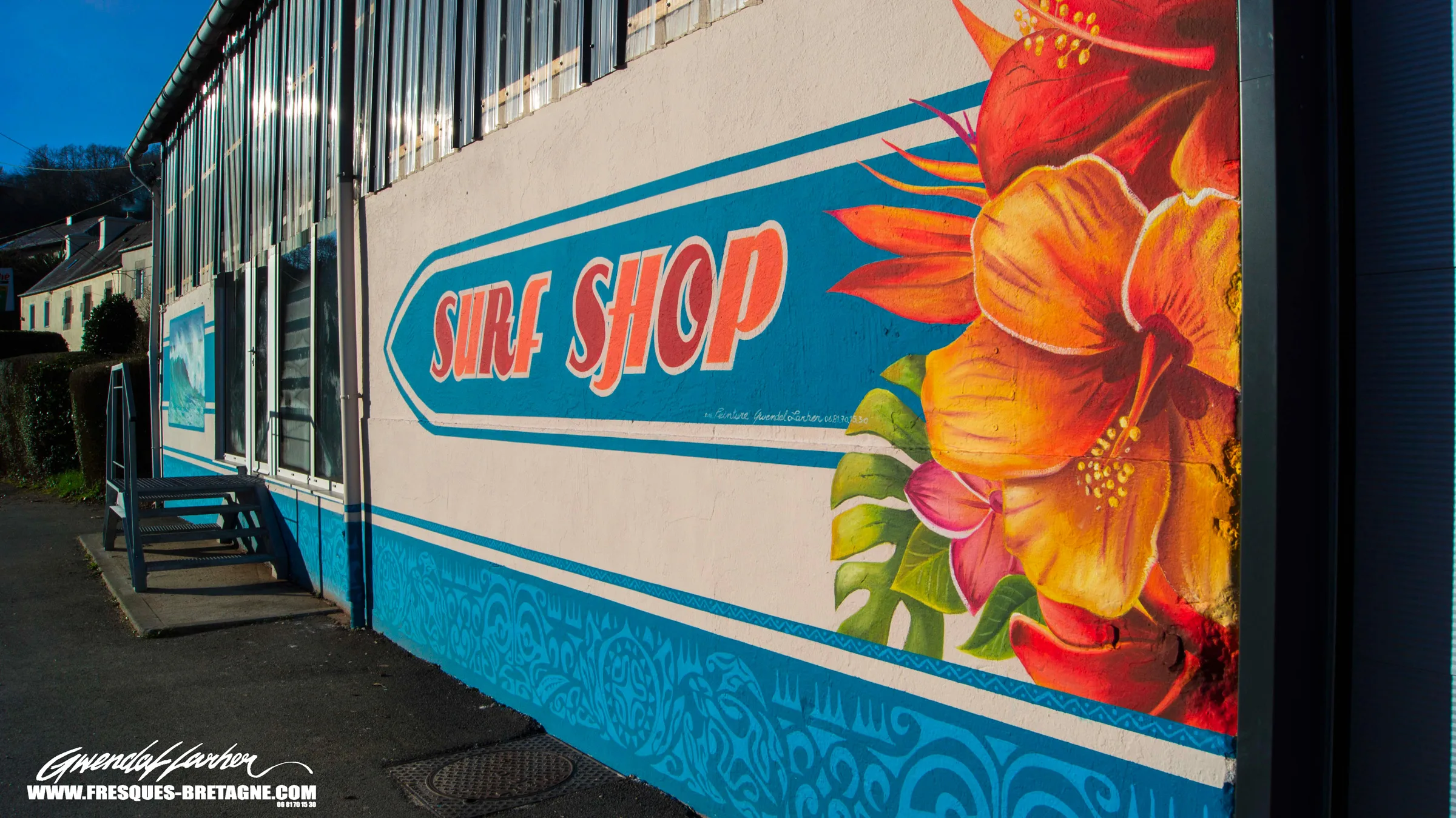 décoration des murs d'un surfshop: lettres peintes ornementation tahitienne et fleurs.